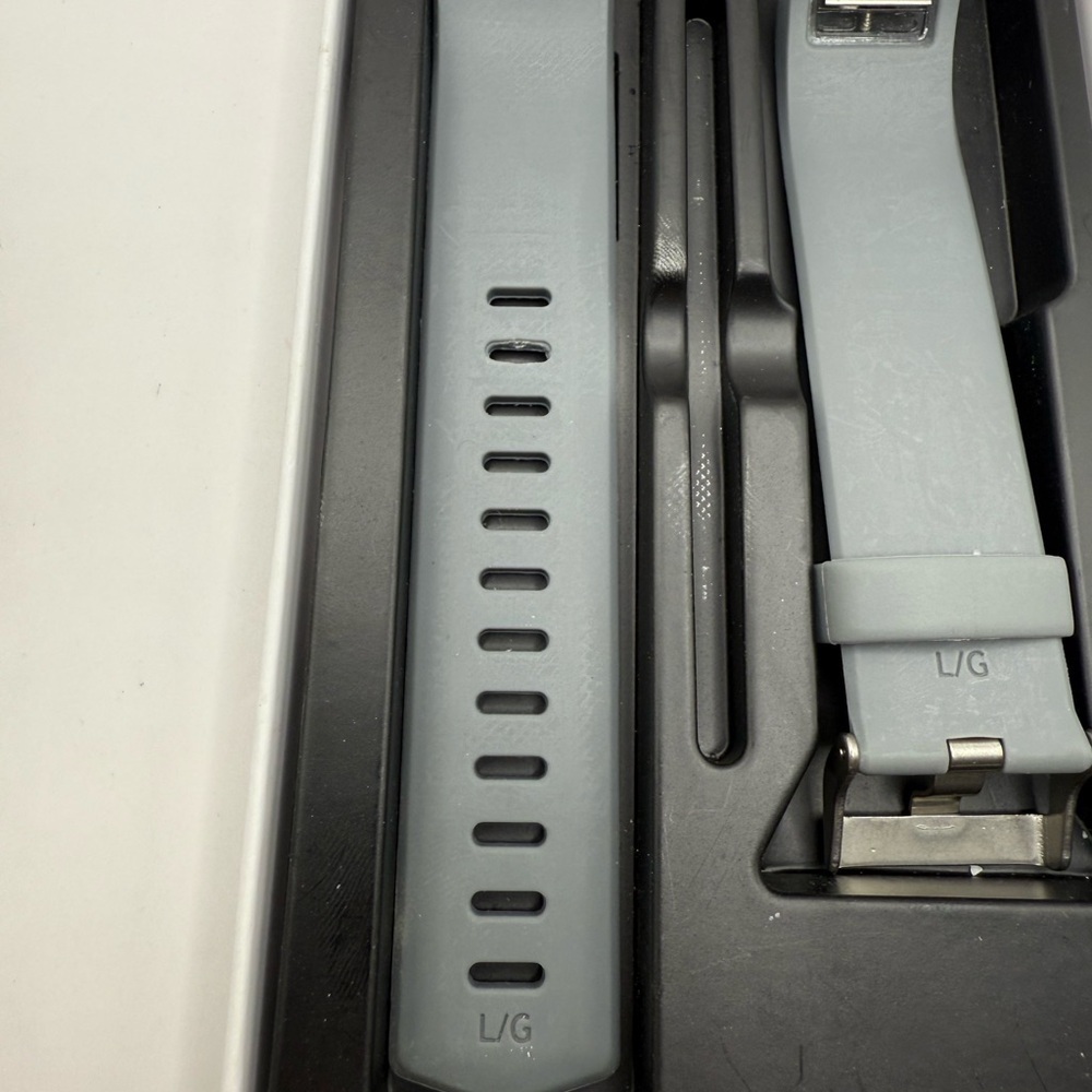 Fitbit Charge 2 tracker Grey Watch Band Size Large - Picture 4 of 6
